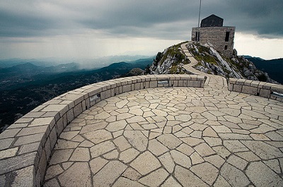 Свадьба в Черногории: площадка на пике Ловчен на высоте 1300 метров