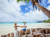 фото <b>Свадьба на Сейшелах, Праслин</b>: выездная свадебная церемония на пляже  — Сейшелы